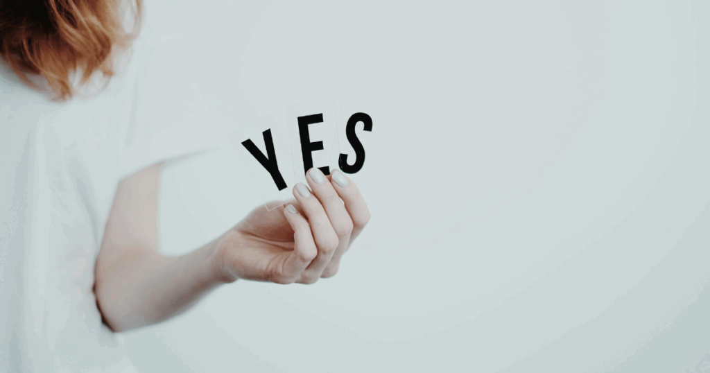 ネイリストが新しい働き方を肯定的に選ぶことを象徴する「YES」カードと女性の手元